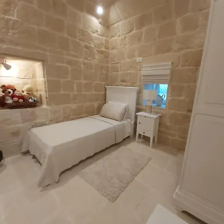 Beautifully Converted In Gozo With Large Pool And Outdoor Area * Għarb