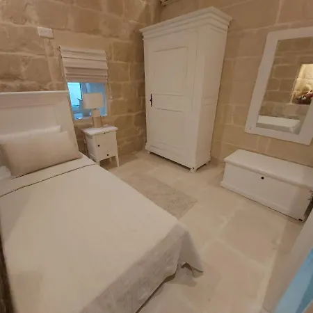 Dom wakacyjny Beautifully Converted In Gozo With Large Pool And Outdoor Area