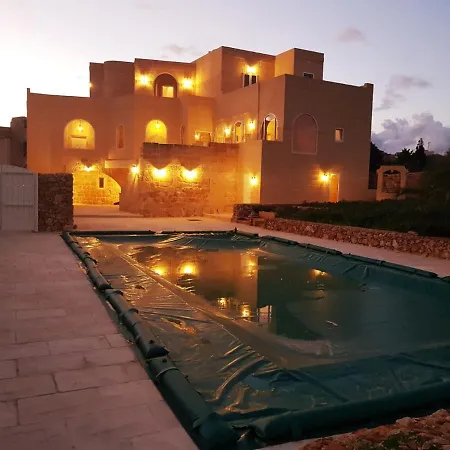 Beautifully Converted In Gozo With Large Pool And Outdoor Area Għarb