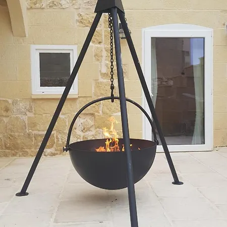 Beautifully Converted In Gozo With Large Pool And Outdoor Area * Għarb