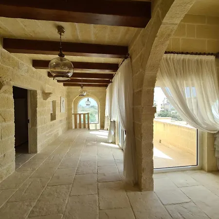 Dom wakacyjny Beautifully Converted In Gozo With Large Pool And Outdoor Area
