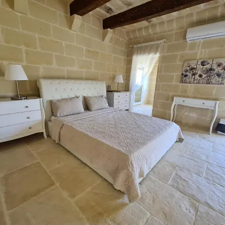 Dom wakacyjny Beautifully Converted In Gozo With Large Pool And Outdoor Area