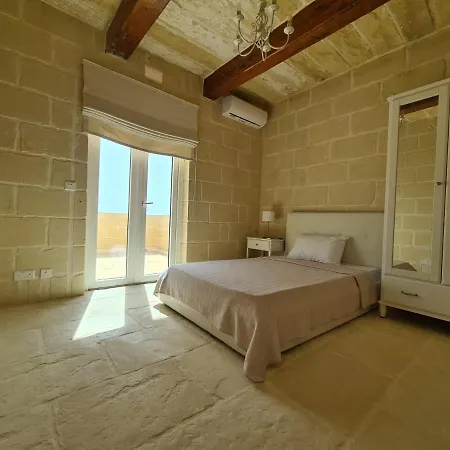 Dom wakacyjny Beautifully Converted In Gozo With Large Pool And Outdoor Area