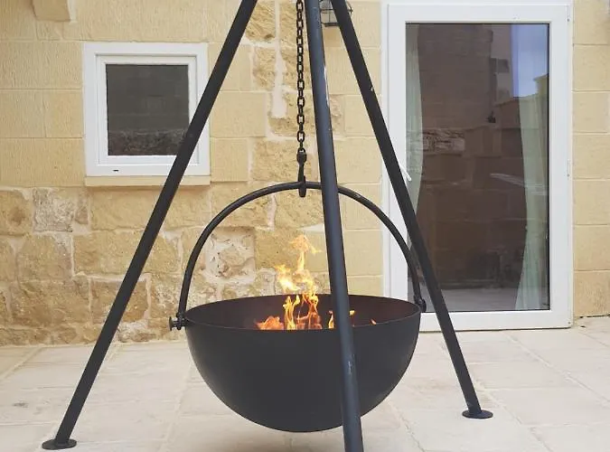 Beautifully Converted In Gozo With Large Pool And Outdoor Area * Għarb